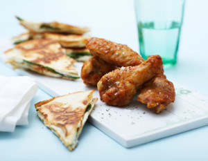 Chicken-Wings-m-bagt-tortilla-scaled-680x530